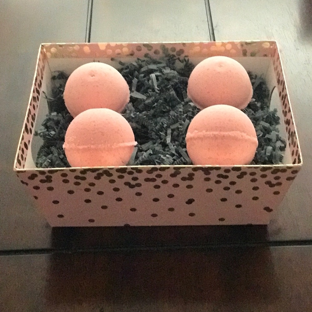 4 Amazing smelling Bath bombs for $12!!